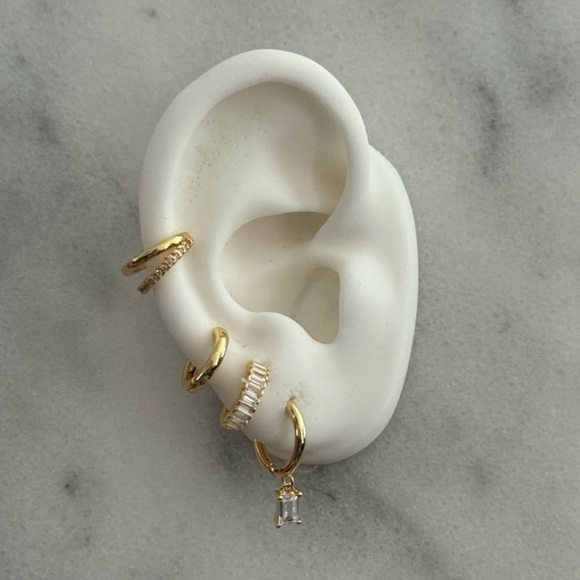 COPY - Gold Princess Crystal Huggie Hoop Earrings Set
Brand New - Picture 6 of 6